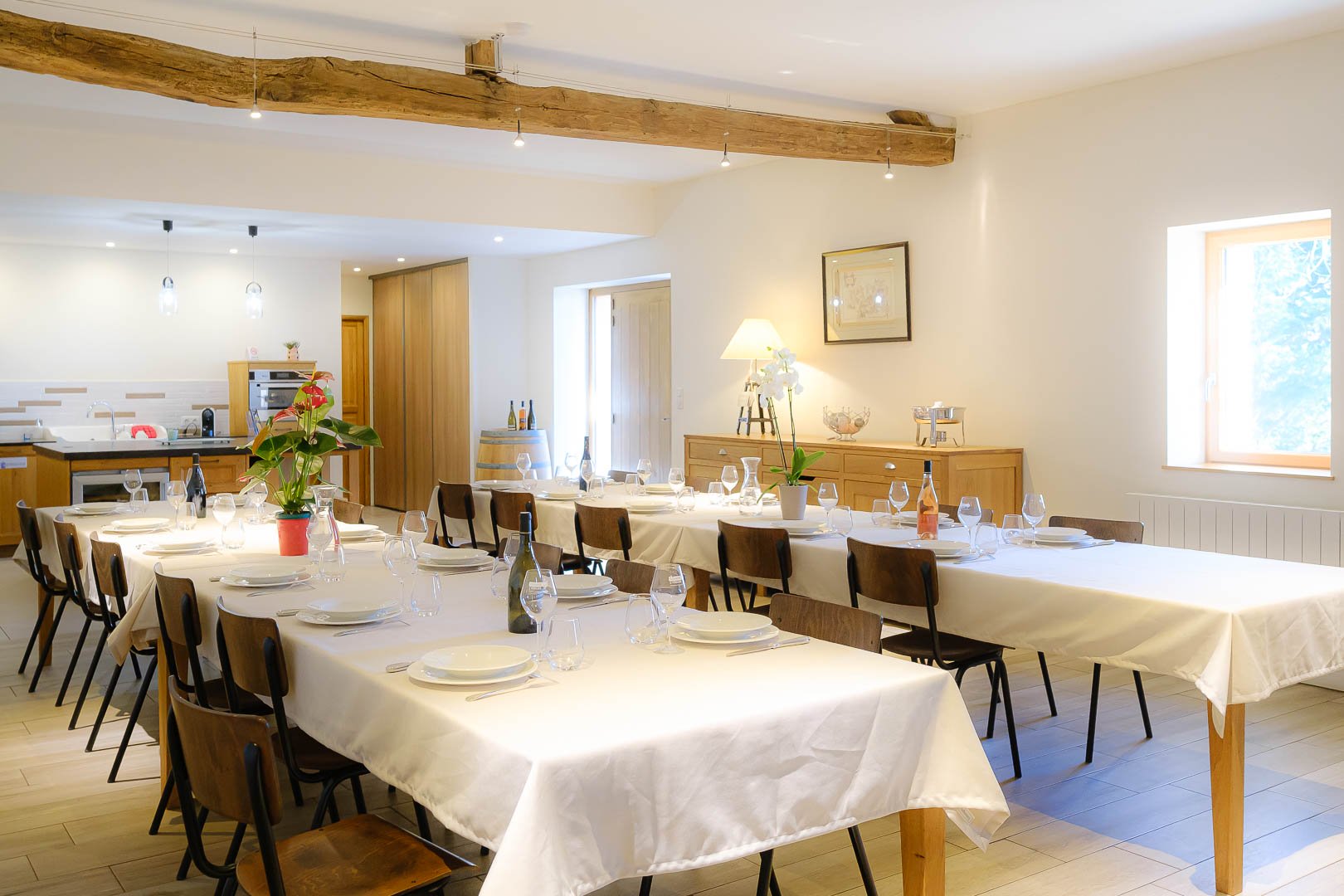 Le Chai, sa salle de réception pour 50 personnes, Domaine des Gauliers, gîtes de groupe 5 étoiles meublé de tourisme pour vos vacances en Anjou viticole